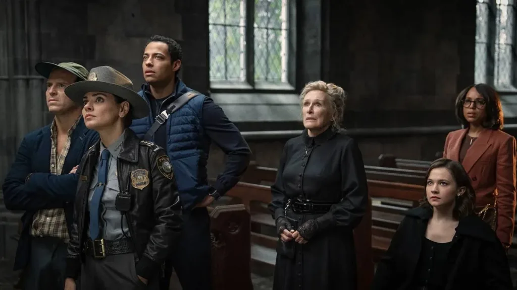 Comunidade da cidadezinha do terceiro filme da série "Knives Out" dentro de uma paróquia.