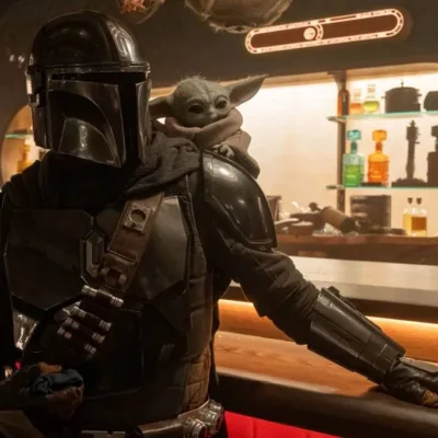 Grogu, o Baby Yoda, à direita, e o Mandaloriano Din Djarin à esquerda no filme "O Mandaloriano e Grogu".