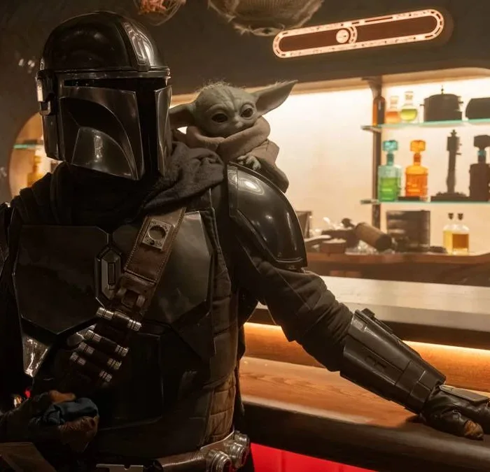 Grogu, o Baby Yoda, à direita, e o Mandaloriano Din Djarin à esquerda no filme "O Mandaloriano e Grogu".
