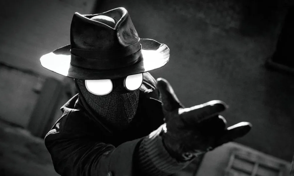 Homem Aranha Noir em série homônima da Prime Video, vestido o traje preto, sobretudo, e um chapéu de investigador em imagem em preto e branco no estilo de filmes policíacos dos anos 30 e 40.