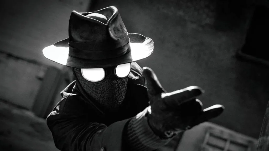 Homem Aranha Noir em série homônima da Prime Video, vestido o traje preto, sobretudo, e um chapéu de investigador em imagem em preto e branco no estilo de filmes policíacos dos anos 30 e 40.