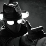 Homem Aranha Noir em série homônima da Prime Video, vestido o traje preto, sobretudo, e um chapéu de investigador em imagem em preto e branco no estilo de filmes policíacos dos anos 30 e 40.