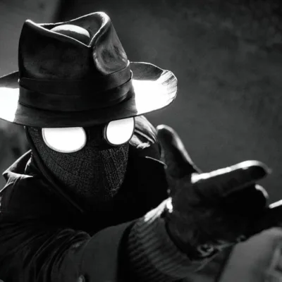 Homem Aranha Noir em série homônima da Prime Video, vestido o traje preto, sobretudo, e um chapéu de investigador em imagem em preto e branco no estilo de filmes policíacos dos anos 30 e 40.