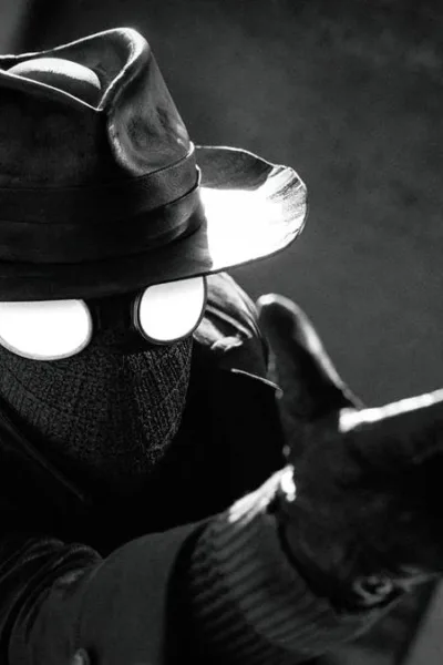 Homem-Aranha Noir | Quando a Brincadeira Fica Séria Homem Aranha Noir em série homônima da Prime Video, vestido o traje preto, sobretudo, e um chapéu de investigador em imagem em preto e branco no estilo de filmes policíacos dos anos 30 e 40.
