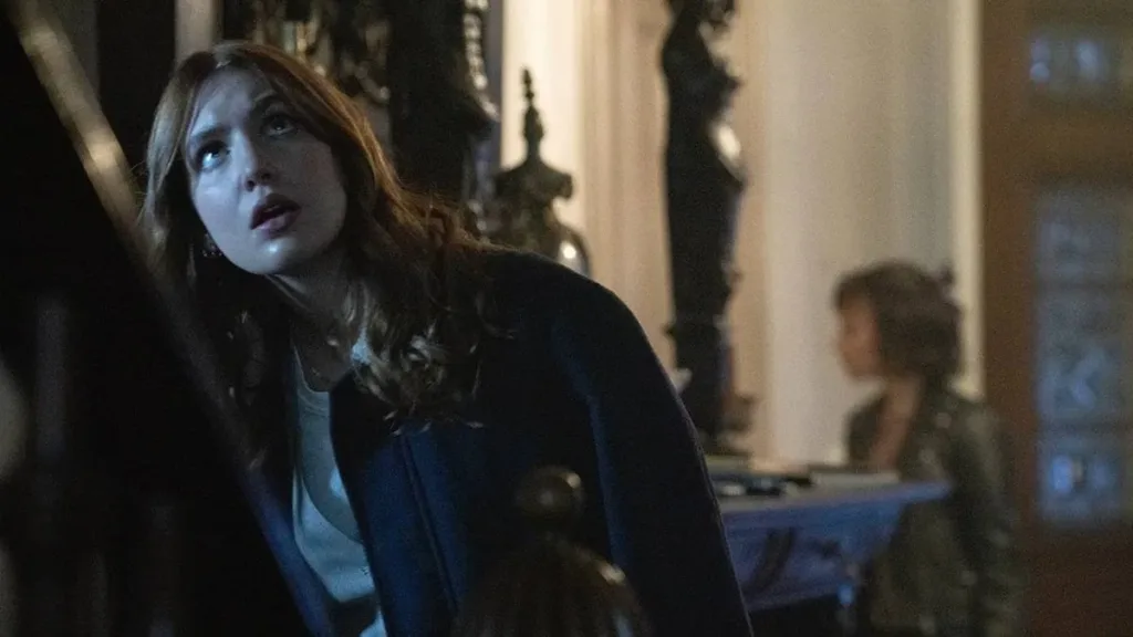 Dafne Keen como protagonista de "O som da morte", à esquerda da tela, inclinada, tentando ouvir algo.