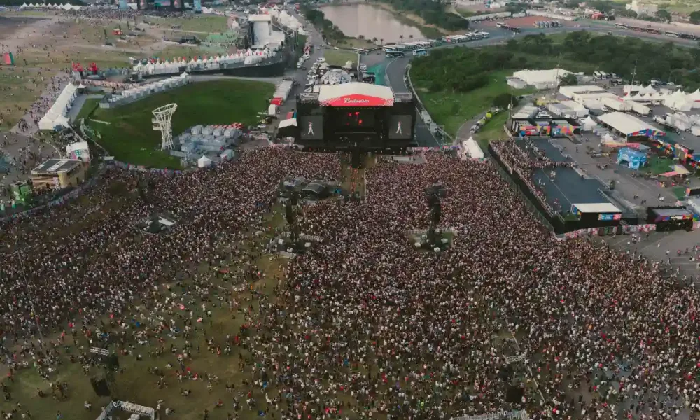 Vista aérea do palco Budweiser no Lollapalooza 2026, sábado.