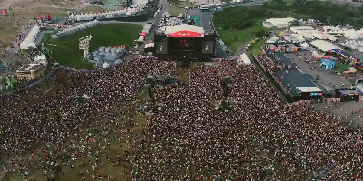 Vista aérea do palco Budweiser no Lollapalooza 2026, sábado.