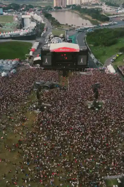 Vista aérea do palco Budweiser no Lollapalooza 2026, sábado.
