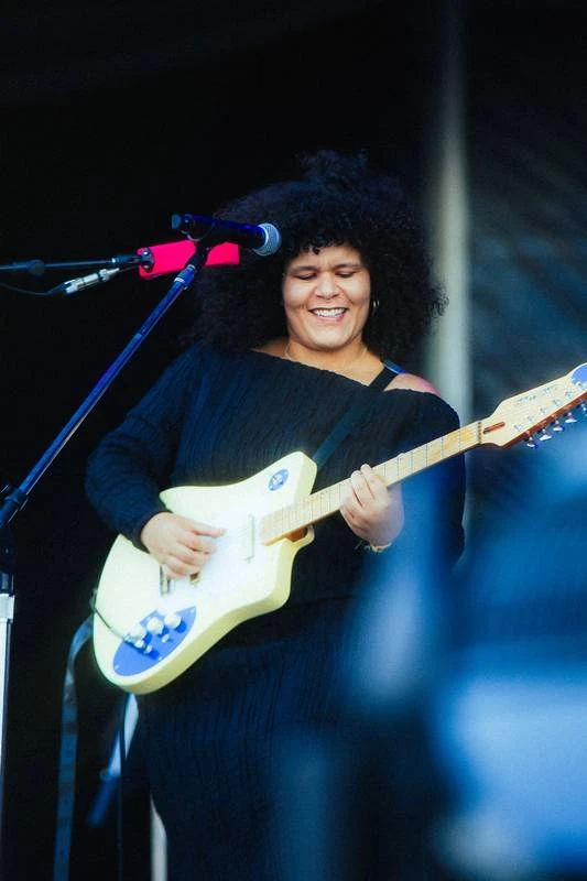 Jadsa tocando guitarra durante sua performance no Lollapalooza 2026.