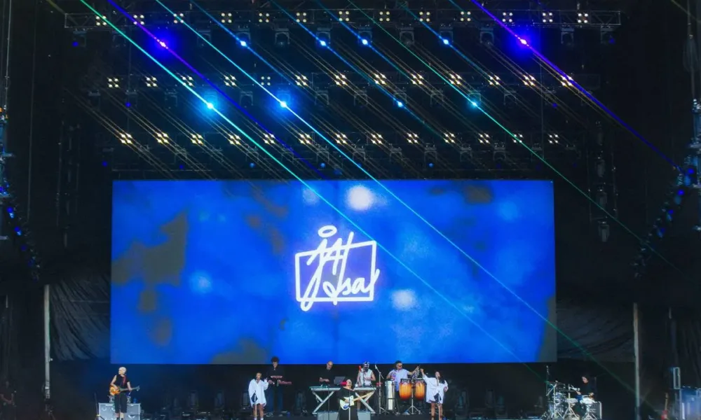 Captura de tela do palco Budweiser durante o show de Jadsa no Lollapalooza 2026.