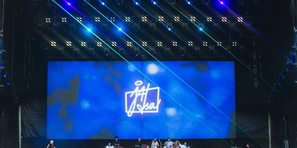 Captura de tela do palco Budweiser durante o show de Jadsa no Lollapalooza 2026.