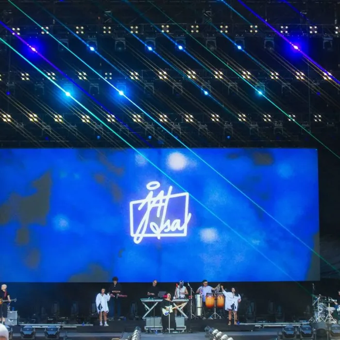 Captura de tela do palco Budweiser durante o show de Jadsa no Lollapalooza 2026.