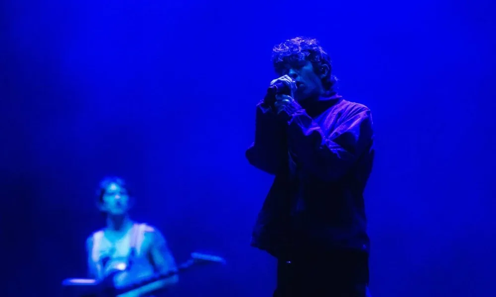 Turstile, paleta azul pelas luzes do palco, em apresentação no domingo do Lollapalooza 2026.