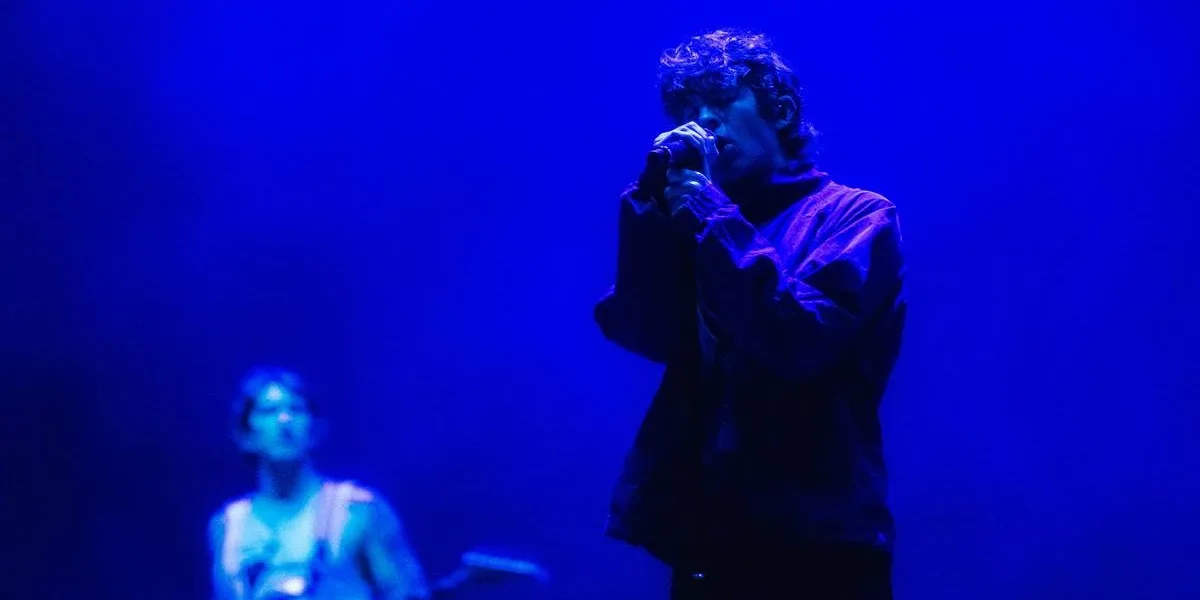 Turstile, paleta azul pelas luzes do palco, em apresentação no domingo do Lollapalooza 2026.