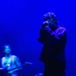 Turstile, paleta azul pelas luzes do palco, em apresentação no domingo do Lollapalooza 2026.