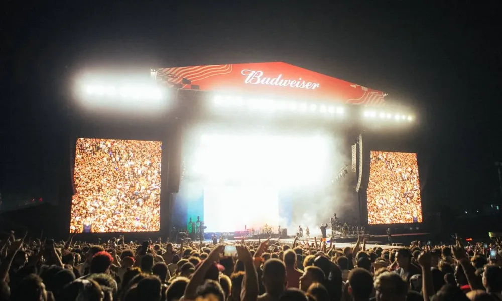 Turstile, visão distante do palco Budweiser, em apresentação no domingo do Lollapalooza 2026.