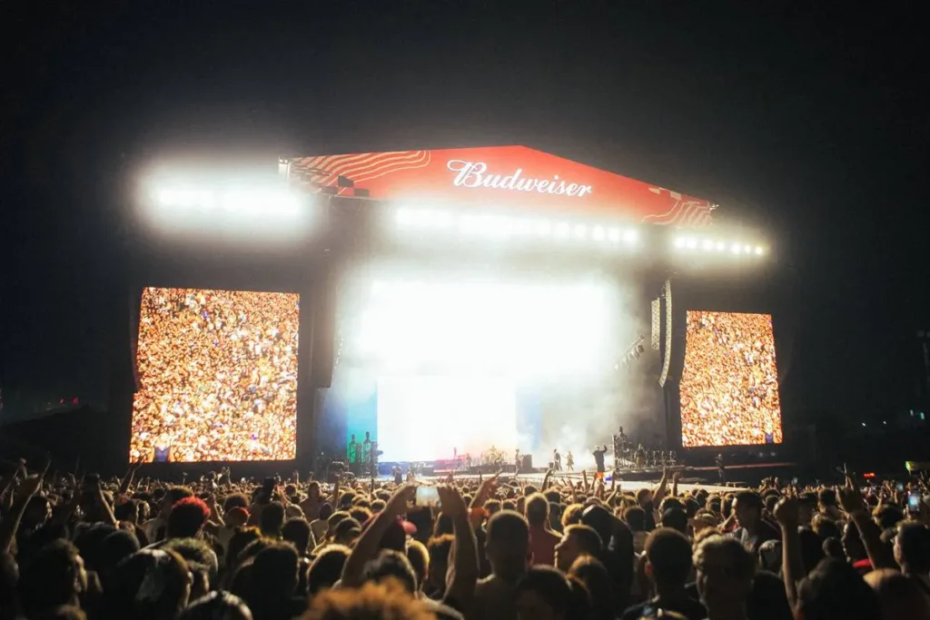 Turstile, visão distante do palco Budweiser, em apresentação no domingo do Lollapalooza 2026.