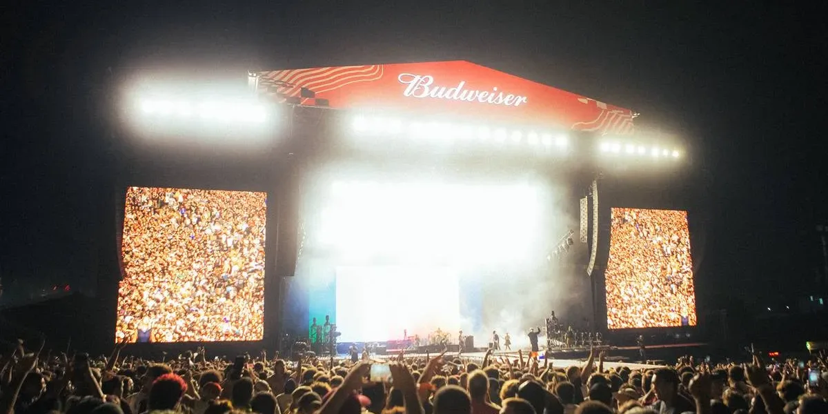 Turstile, visão distante do palco Budweiser, em apresentação no domingo do Lollapalooza 2026.