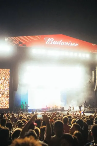 Turstile, visão distante do palco Budweiser, em apresentação no domingo do Lollapalooza 2026.