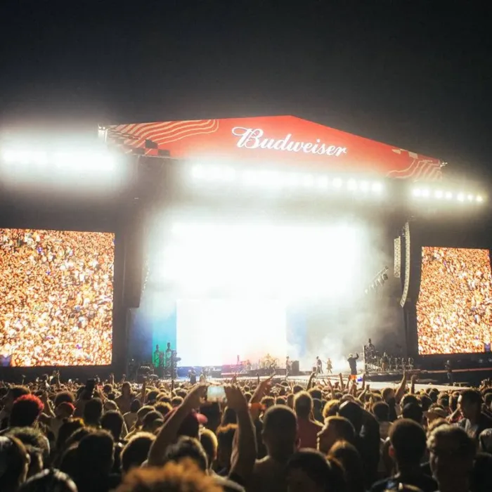 Turstile, visão distante do palco Budweiser, em apresentação no domingo do Lollapalooza 2026.