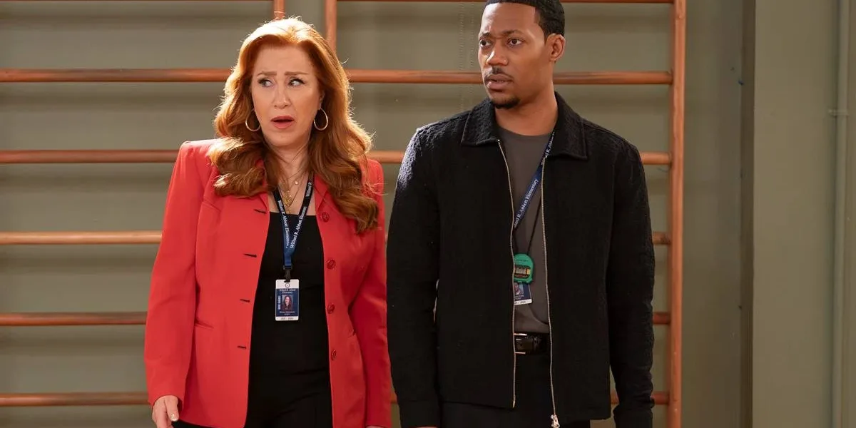 Abbott Elementary | Série é Renovada Para 6ª Temporada Lisa Ann Walter e Tyler James Williams como os personagens Melissa Schemmenti e Gregory Eddie no 14ª episódio da 5ª temporada de "Abbott Elementary". Eles estão no ginásio do colégio, há uma parede de alongamento ao fundo, e fazem uma cara de surpresa olhando à esquerda.