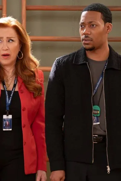 Abbott Elementary | Série é Renovada Para 6ª Temporada Lisa Ann Walter e Tyler James Williams como os personagens Melissa Schemmenti e Gregory Eddie no 14ª episódio da 5ª temporada de "Abbott Elementary". Eles estão no ginásio do colégio, há uma parede de alongamento ao fundo, e fazem uma cara de surpresa olhando à esquerda.