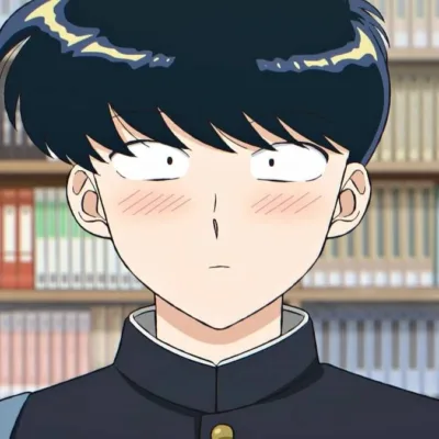 Protagonista Nakamura do anime "Go For It, Nakamura-kun!" visto centralizado na tela, corado, com uma biblioteca de fundo.