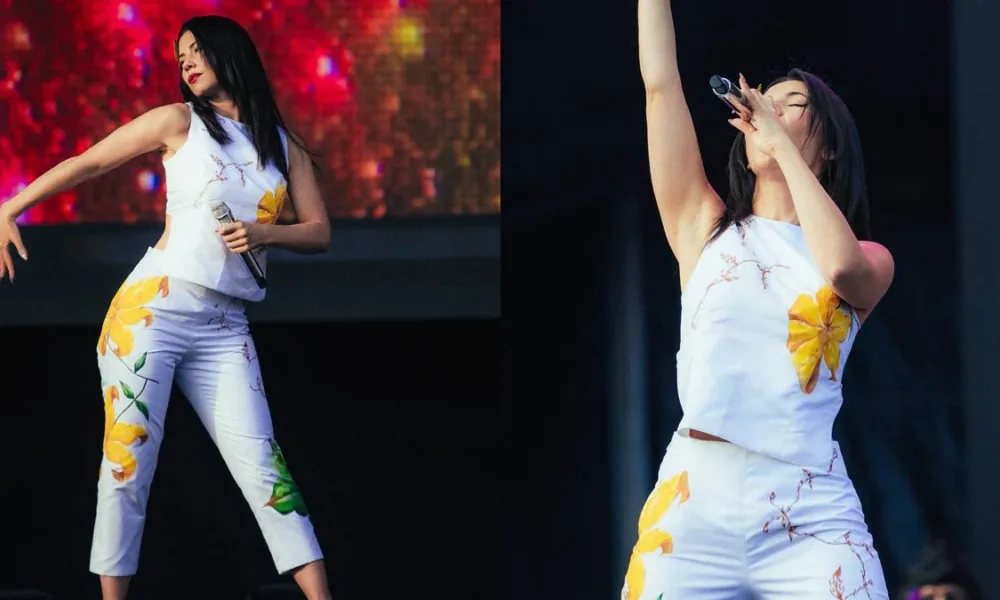 Colagem com duas fotos de Marina durante seu show no Lollapalooza 2026. Cantora está vestida de branco com estampas de ipê amarelo, flor símbolo do Brasil.