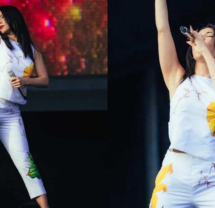 Colagem com duas fotos de Marina durante seu show no Lollapalooza 2026. Cantora está vestida de branco com estampas de ipê amarelo, flor símbolo do Brasil.