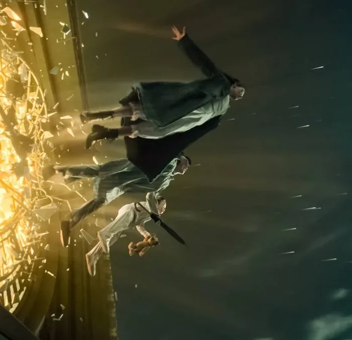 Cena em que protagonistas rompem o Big Ben em "Peter Pan & Wendy", live-action de 2023.