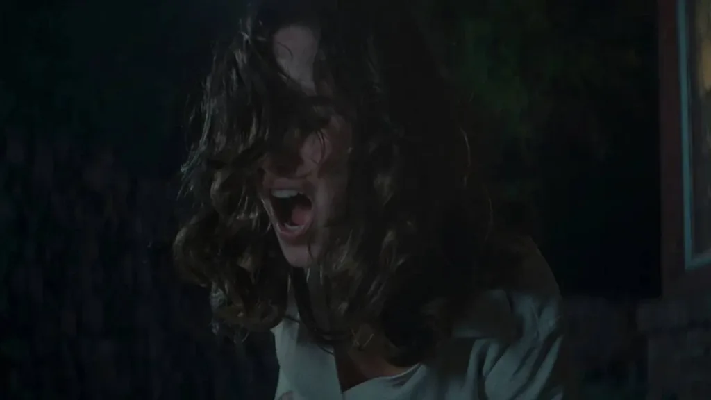 Alicia Sanz como a protagonista Natalie Flores em 'Push: no Limite do Medo', em cena do filme gritando descabelada.