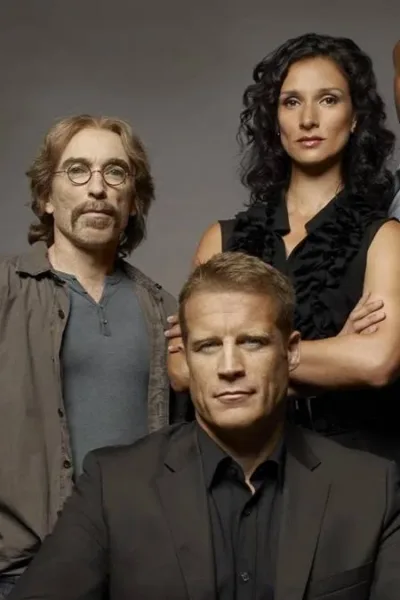 Alvo Humano | Primeiras Impressões – Série de Ação e Espionagem Está Disponível no Streaming Adrenalina Pura+ Elenco de "Screener: Alvo Humano" com protagonista ao centor centado, enquanto o resto do elenco está em pé posando para foto promocional em fundo cinza caracterizados como seus personagens na série.