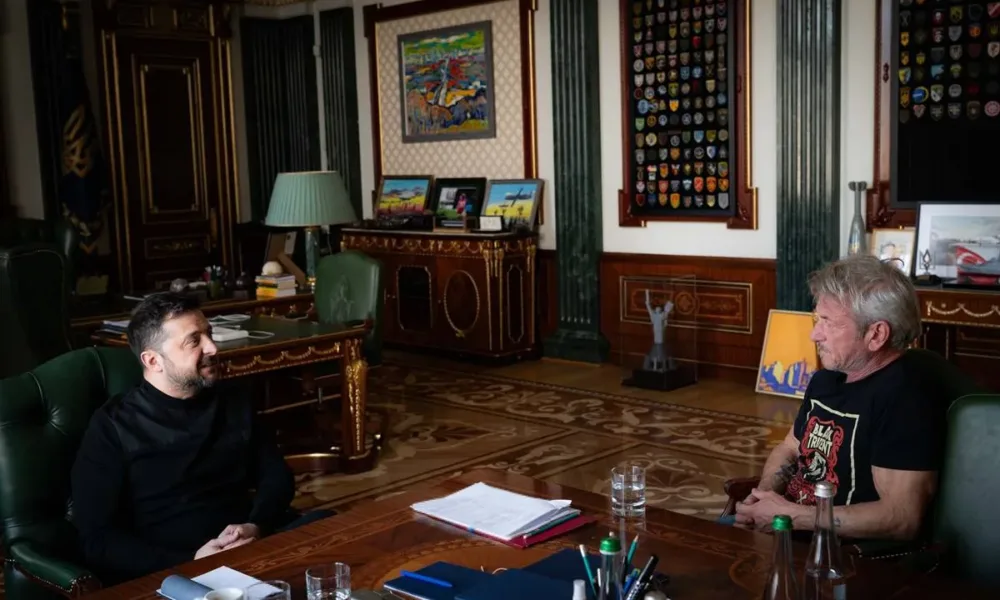 Sean Penn (à direita) sentado frente ao presidente da Ucrânia, Volodymyr Zelensky (à esquerda) em imagem publicada um dia após a cerimônia do Oscar 2026.