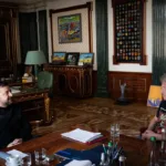 Sean Penn (à direita) sentado frente ao presidente da Ucrânia, Volodymyr Zelensky (à esquerda) em imagem publicada um dia após a cerimônia do Oscar 2026.