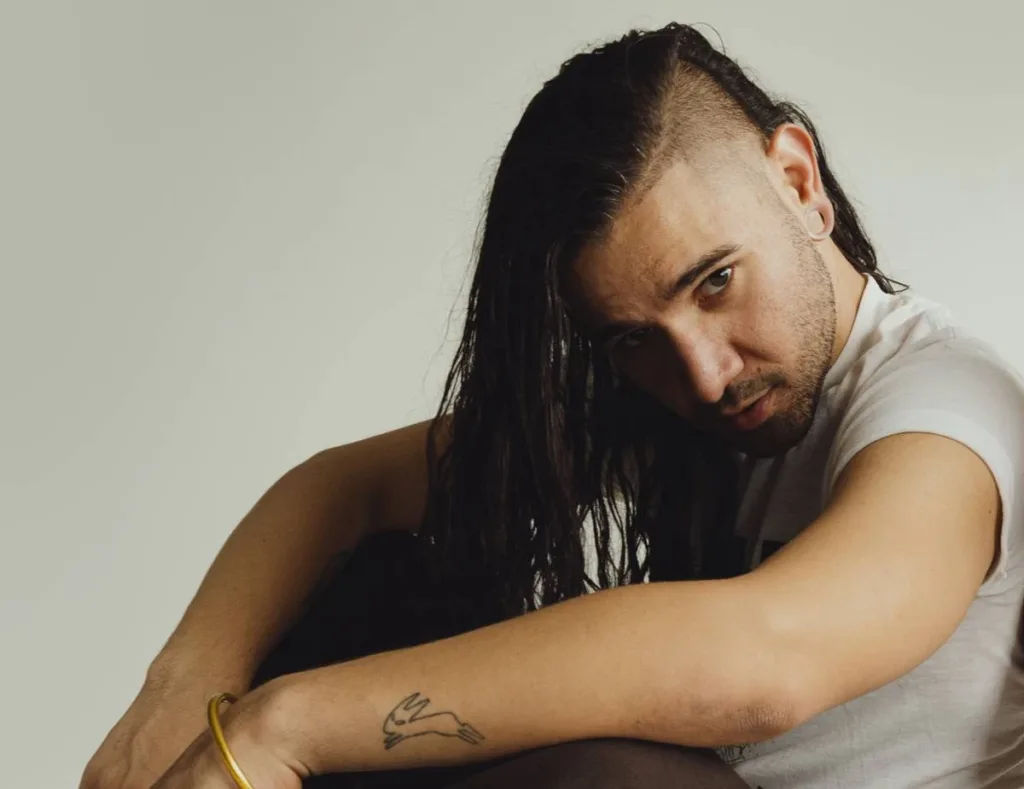 Skrillex em ensaio editado por Marilyn Hue para a Atlantic Records.