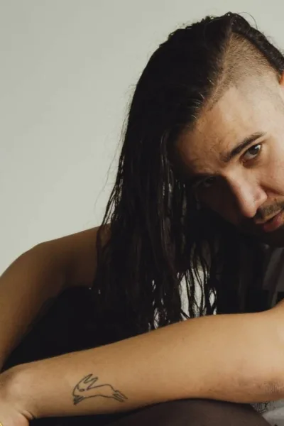 Skrillex em ensaio editado por Marilyn Hue para a Atlantic Records.