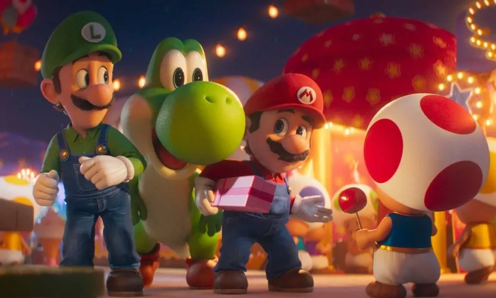 Yoshi entre Mario e Luigi, Mario com um presente, enquanto encaram Toad, de costas, em festa no Reino Cogumelo de noite em "Super Mario Galaxy", o filme.
