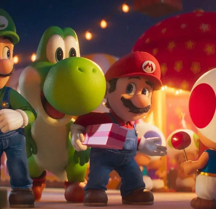 Yoshi entre Mario e Luigi, Mario com um presente, enquanto encaram Toad, de costas, em festa no Reino Cogumelo de noite em "Super Mario Galaxy", o filme.
