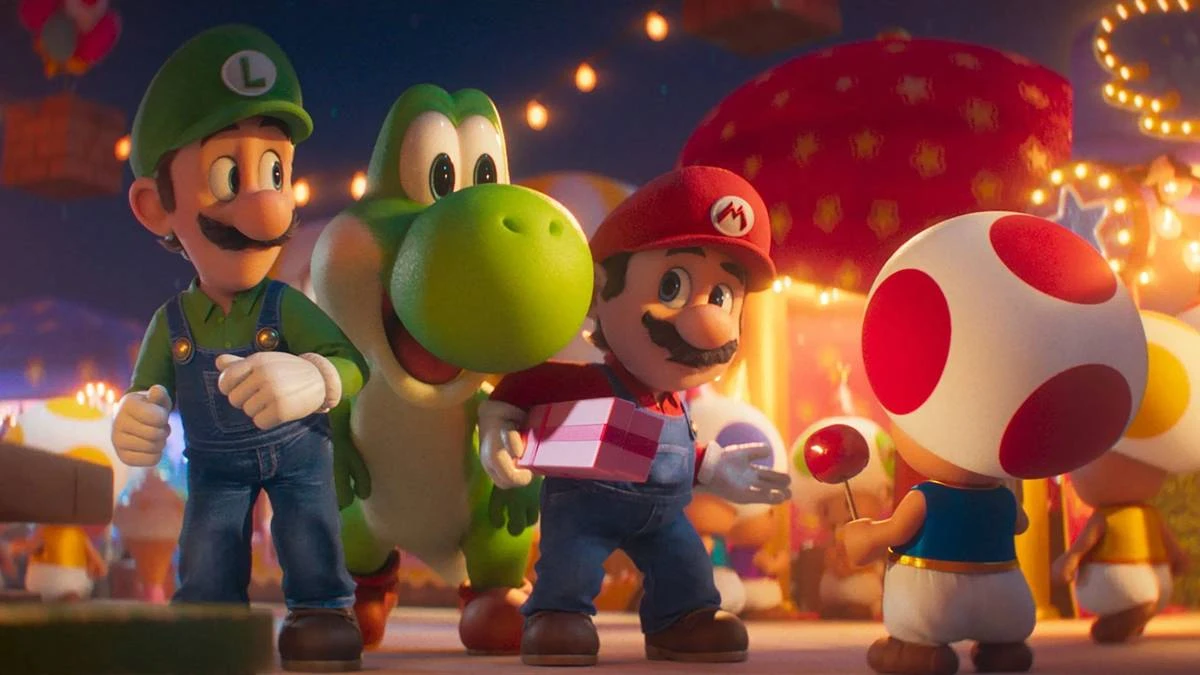 Yoshi entre Mario e Luigi, Mario com um presente, enquanto encaram Toad, de costas, em festa no Reino Cogumelo de noite em "Super Mario Galaxy", o filme.