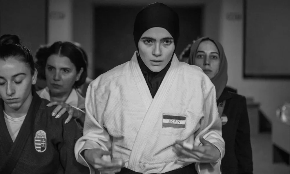 Shot em preto em branco do filme iraniano "Tatami".