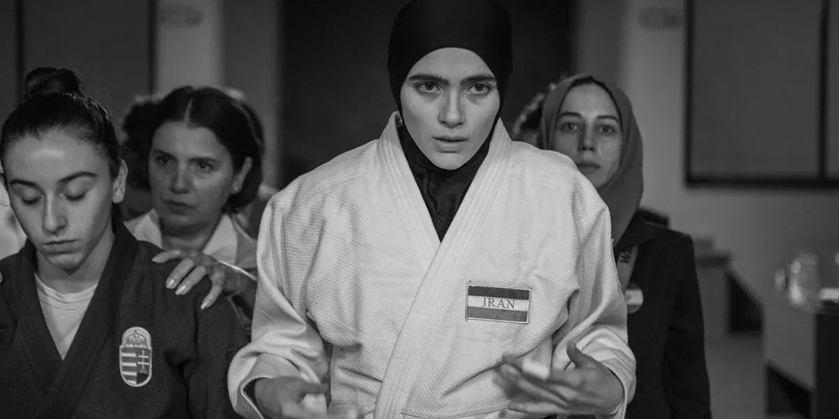 Tatame | A Luta Contra Adversárias e Contra um Governo Shot em preto em branco do filme iraniano "Tatami".
