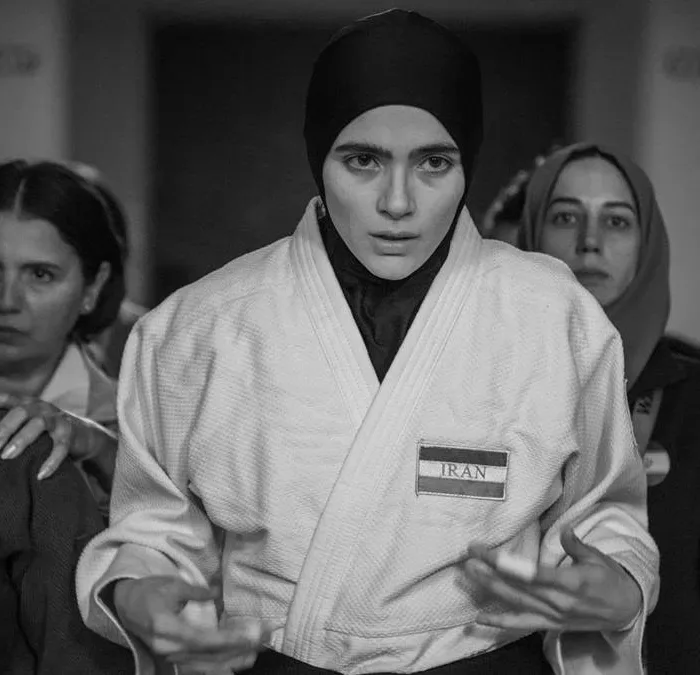 Shot em preto em branco do filme iraniano "Tatami".
