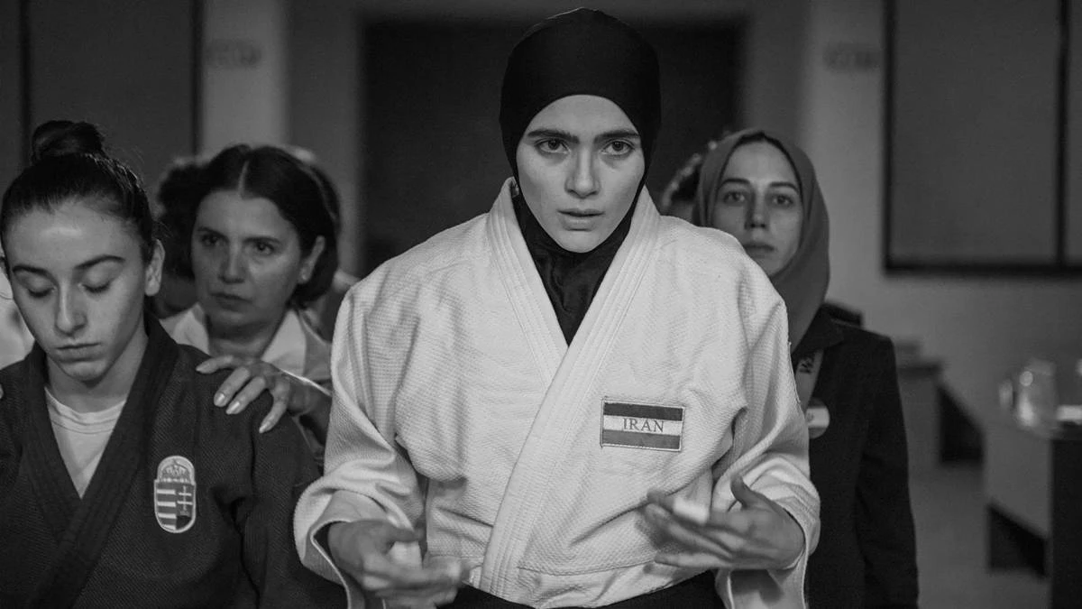 Tatame | A Luta Contra Adversárias e Contra um Governo 2 Shot em preto em branco do filme iraniano "Tatami".