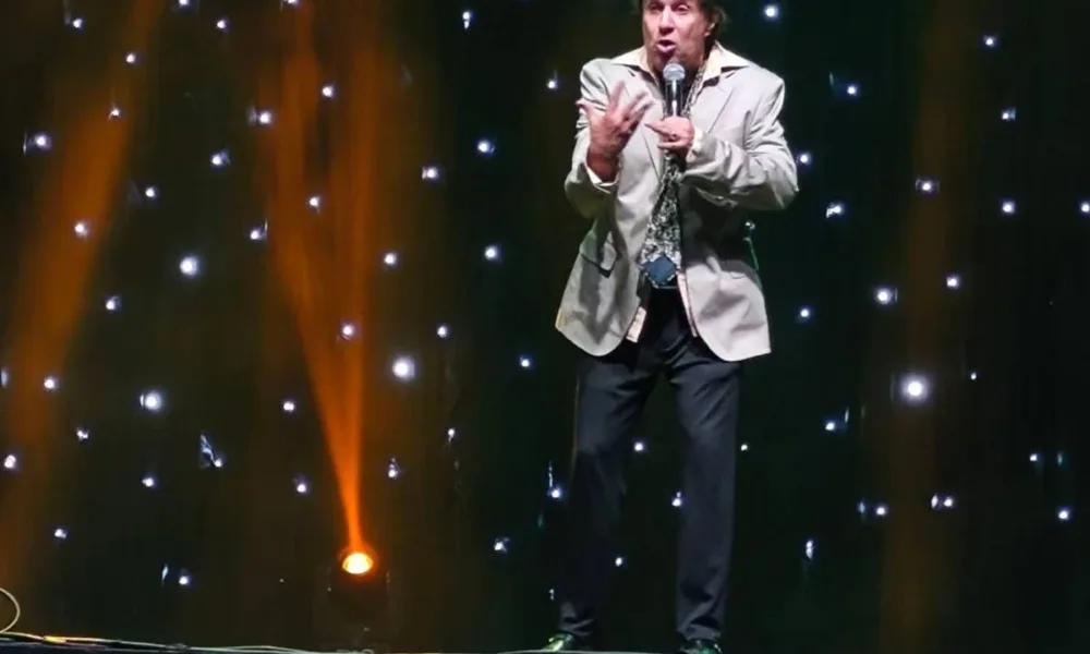 Festival Humor Contra Ataca 2026 com Tom Cavalcante como Roberto Carlos.