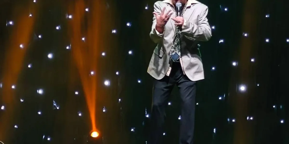 Festival Humor Contra Ataca 2026 com Tom Cavalcante como Roberto Carlos.