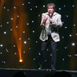 Festival Humor Contra Ataca 2026 com Tom Cavalcante como Roberto Carlos.