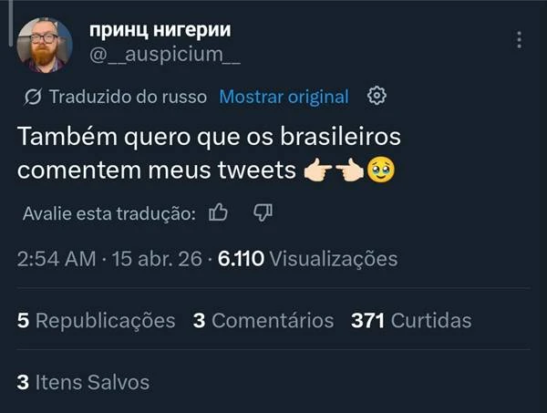 Tweet traduzido do russo exibindo nova ferramenta do twitter de tradução automática. Usuário celebra união com brasileiros.