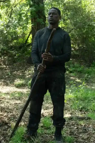 Sterling K. Brown como Xavier Collins na temporada 2, episódio 2, de "Paradise". Ele está com roupas de treinamento, centralizado na foto, no meio de uma floresta, segurando um grande galho.