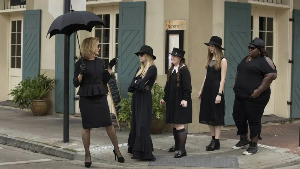 American Horror Story | 13ª Temporada Traz Coven de Volta e Episódios Mais Curtos; Veja Teaser 1 Foto promocional da terceira temporada de "American Horror Story", "Coven". Bruxas, todas de preto, seguem a líder/suprema interpretada por Jessica Lange, à esquerda, pelas calçadas de Nova Orleans.