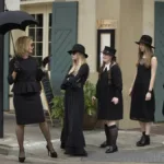 Foto promocional da terceira temporada de "American Horror Story", "Coven". Bruxas, todas de preto, seguem a líder/suprema interpretada por Jessica Lange, à esquerda, pelas calçadas de Nova Orleans.